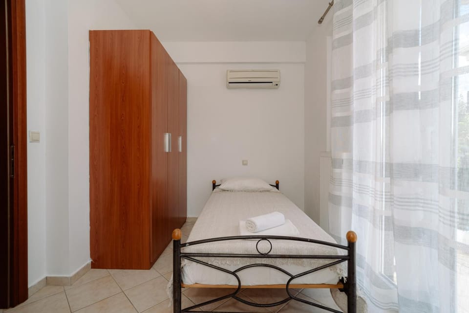 Bed, Photo of the whole room, Bedroom, wardrobe, air conditioner
