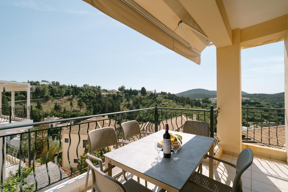Natural landscape, View (from property/room), Balcony/Terrace, Dining area, Mountain view