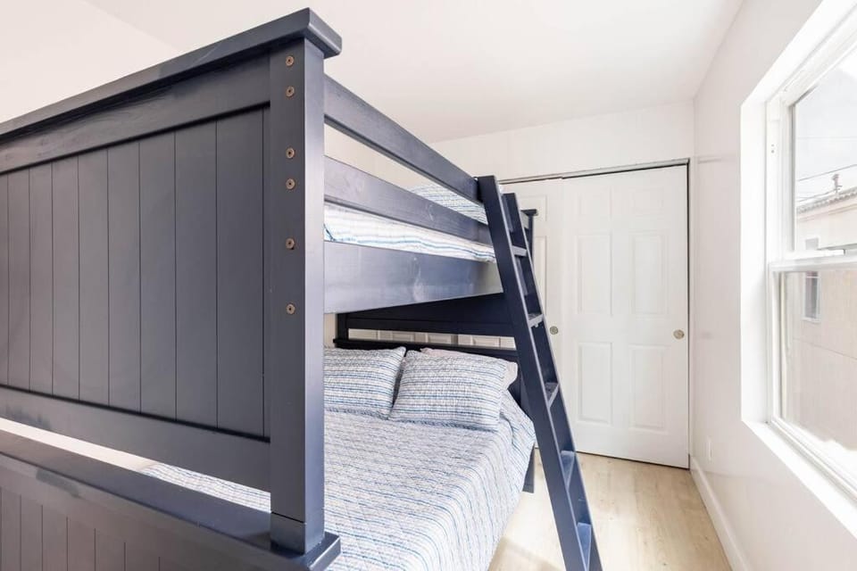 Beach Home W AC- 5 BR - Free Parking - EV Charge House in Mission Beach