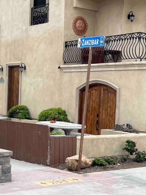 Beach Home W AC- 5 BR - Free Parking - EV Charge House in Mission Beach