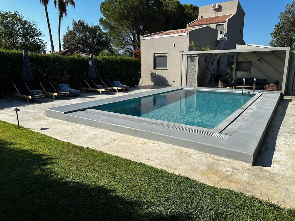 Property building, Day, Garden, Garden view, Pool view, Swimming pool, Swimming pool, sunbed