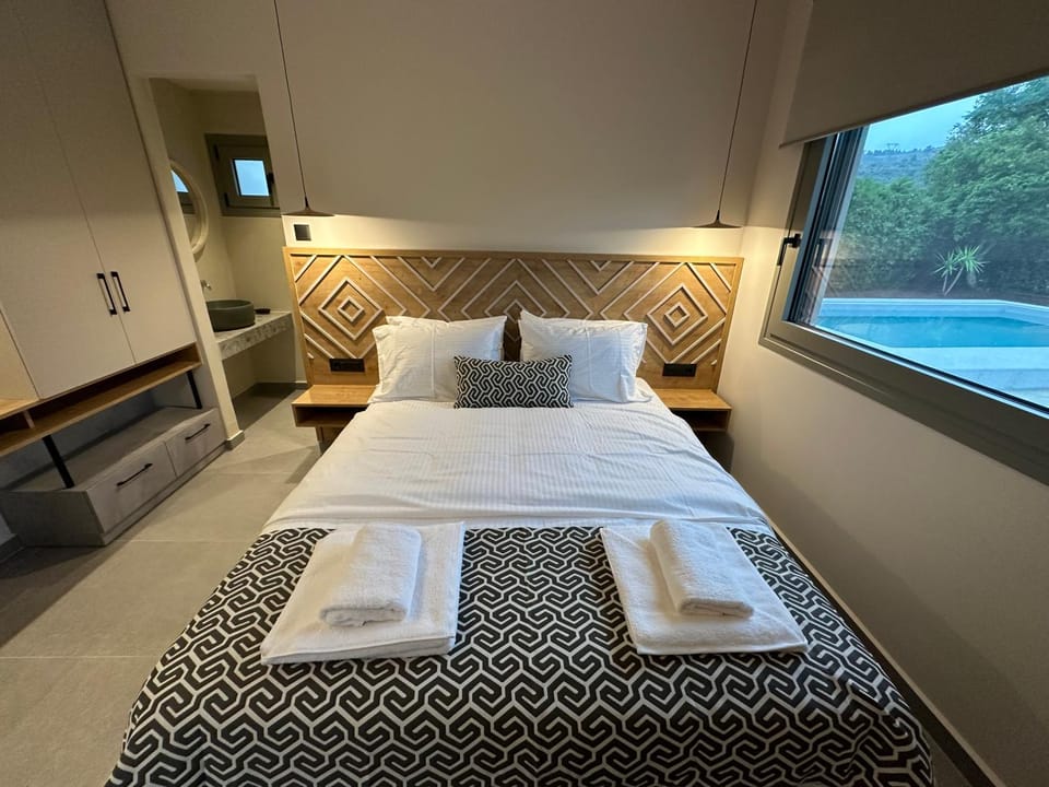 Bed, Photo of the whole room, Bedroom, Pool view, towels