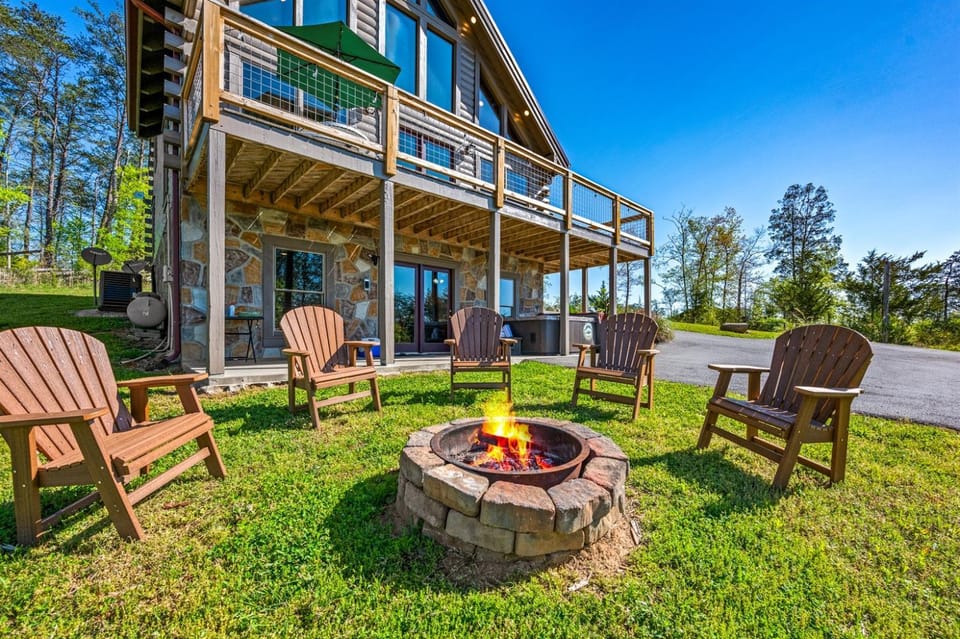 Dog-Friendly Theater Game Room Hot Tub Sleeps 8 House in Sevierville