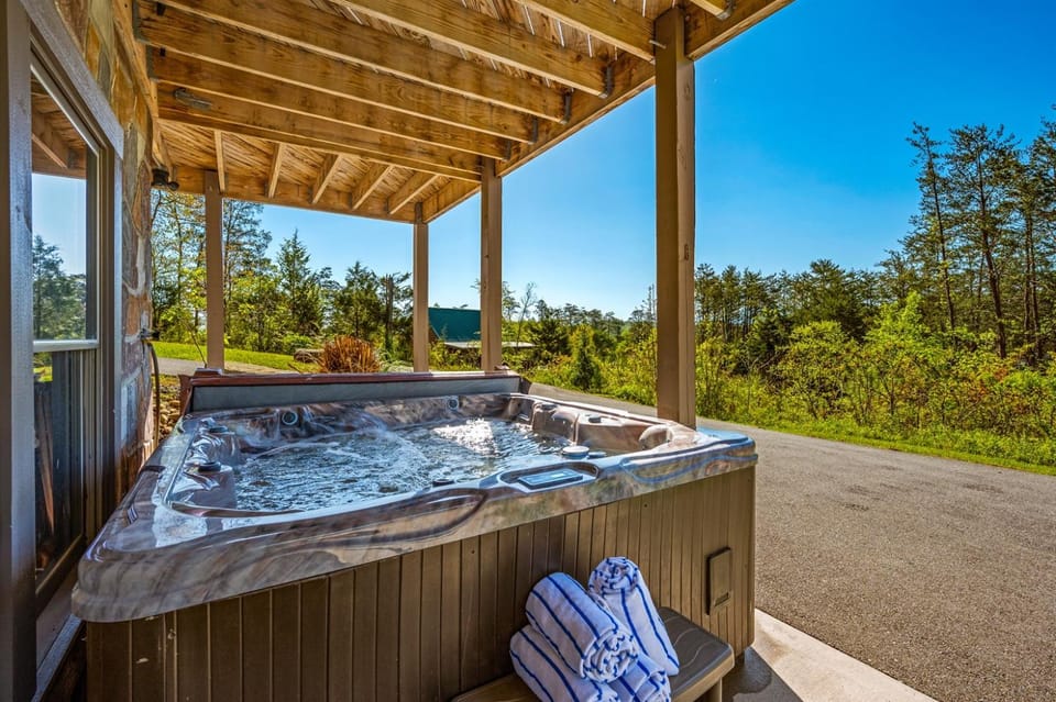 Dog-Friendly Theater Game Room Hot Tub Sleeps 8 House in Sevierville