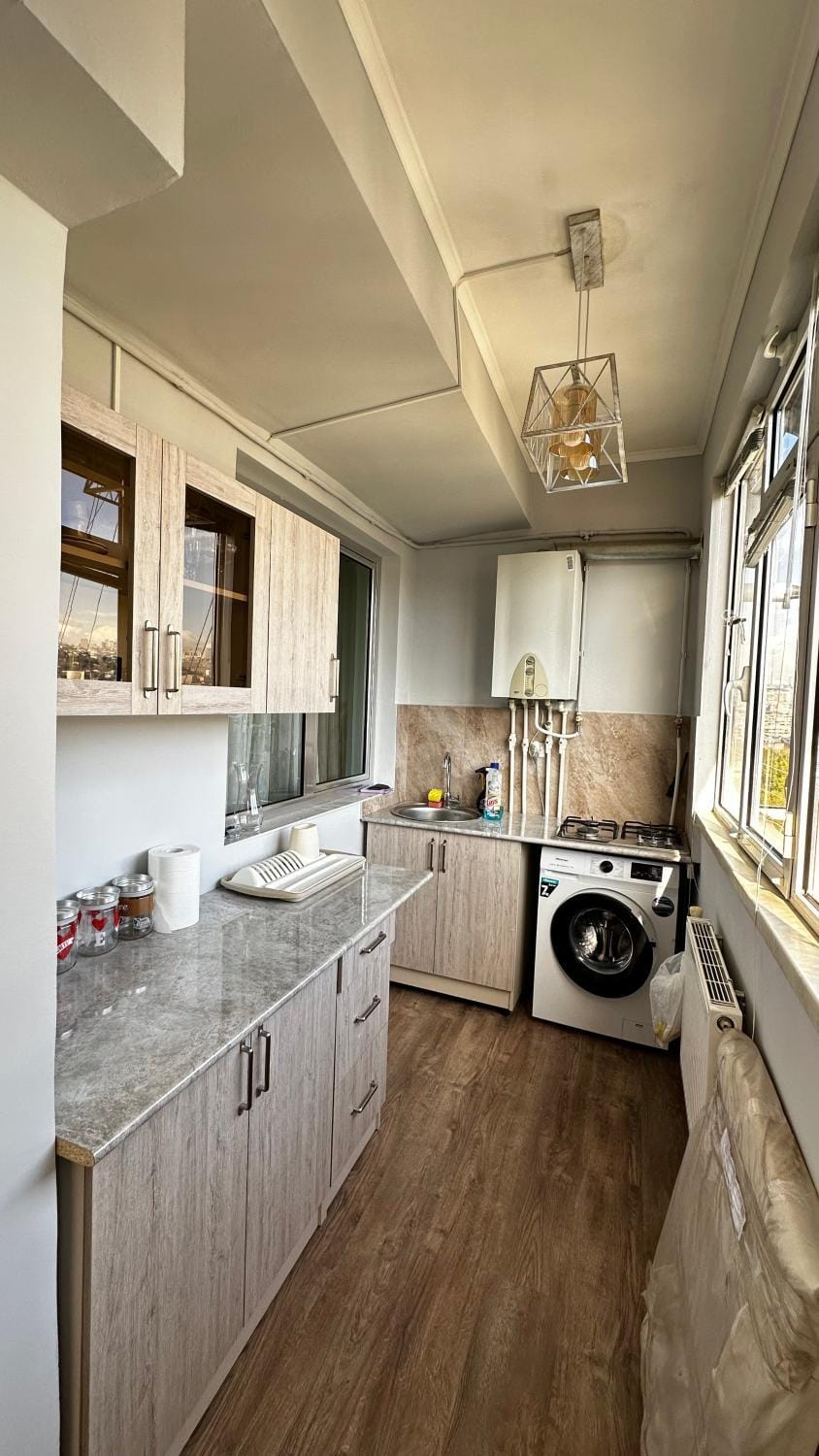 Kitchen or kitchenette, minibar