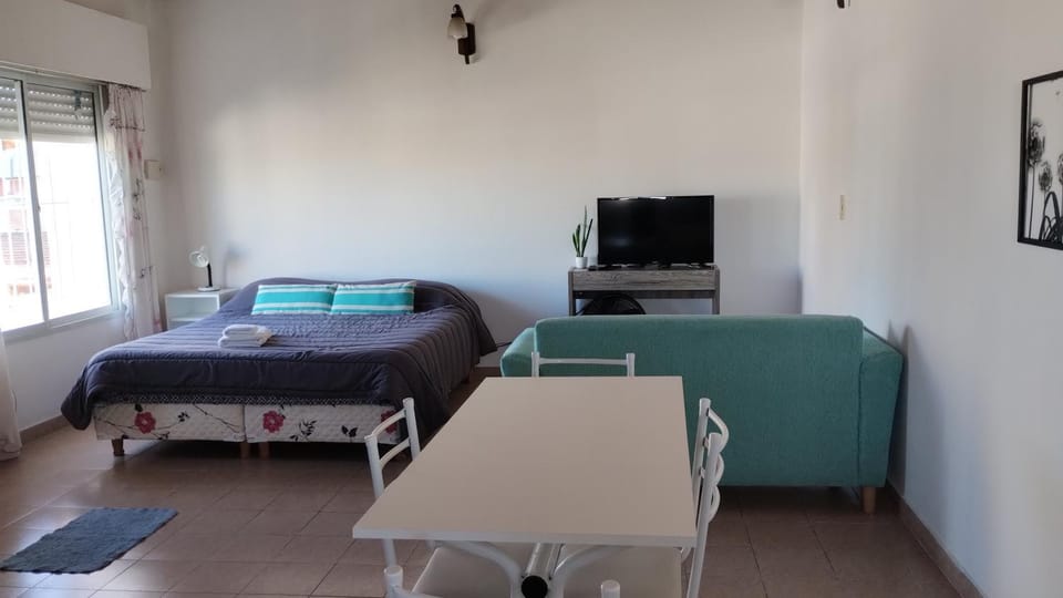 Bed, TV and multimedia, Dining area, Bedroom, hair dresser, towels