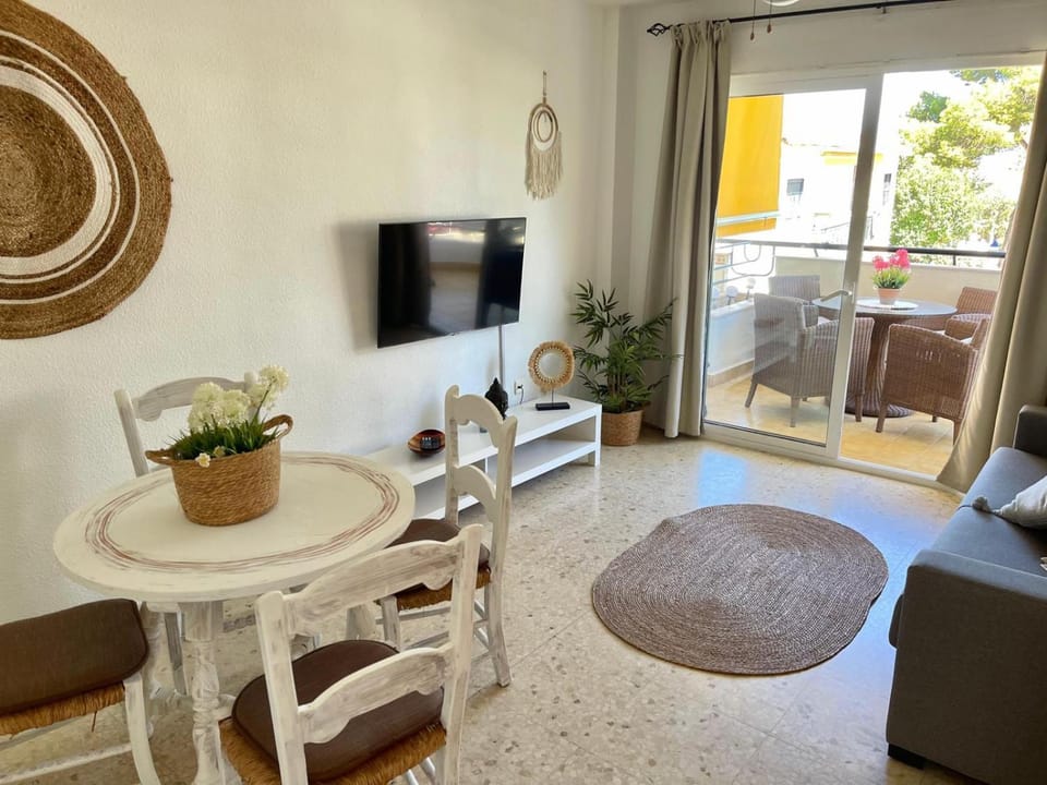 Communal lounge/ TV room, TV and multimedia, Dining area