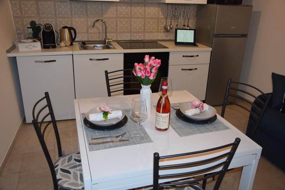Kitchen or kitchenette, Dining area, minibar, pet friendly, stove, toaster