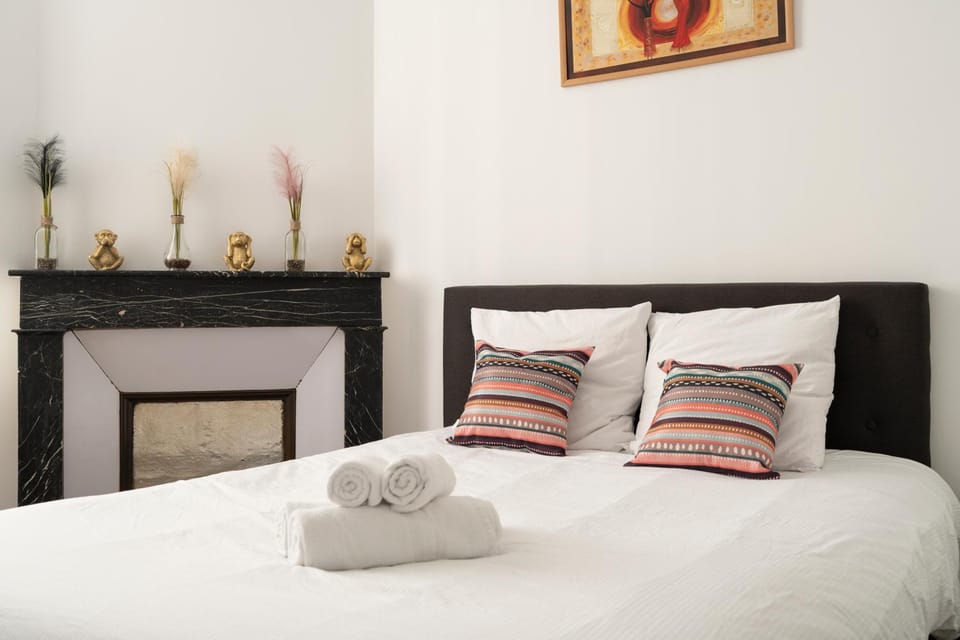Bed, towels