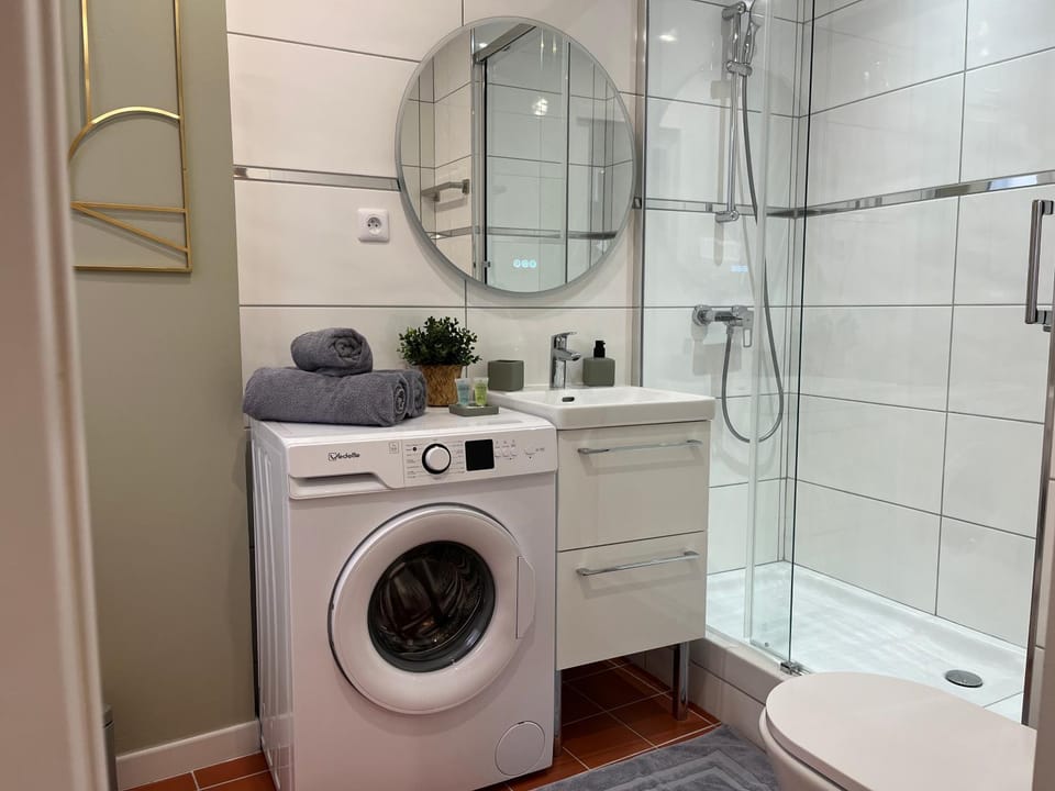 Shower, Toilet, Bathroom, hair dryier, heating, heating, towels, washing machine