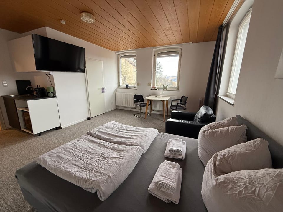 Bed, TV and multimedia, Photo of the whole room, Seating area, Bedroom, towels