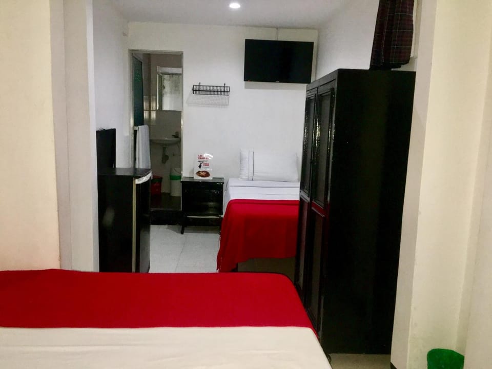 Bed, TV and multimedia, Photo of the whole room, Bedroom