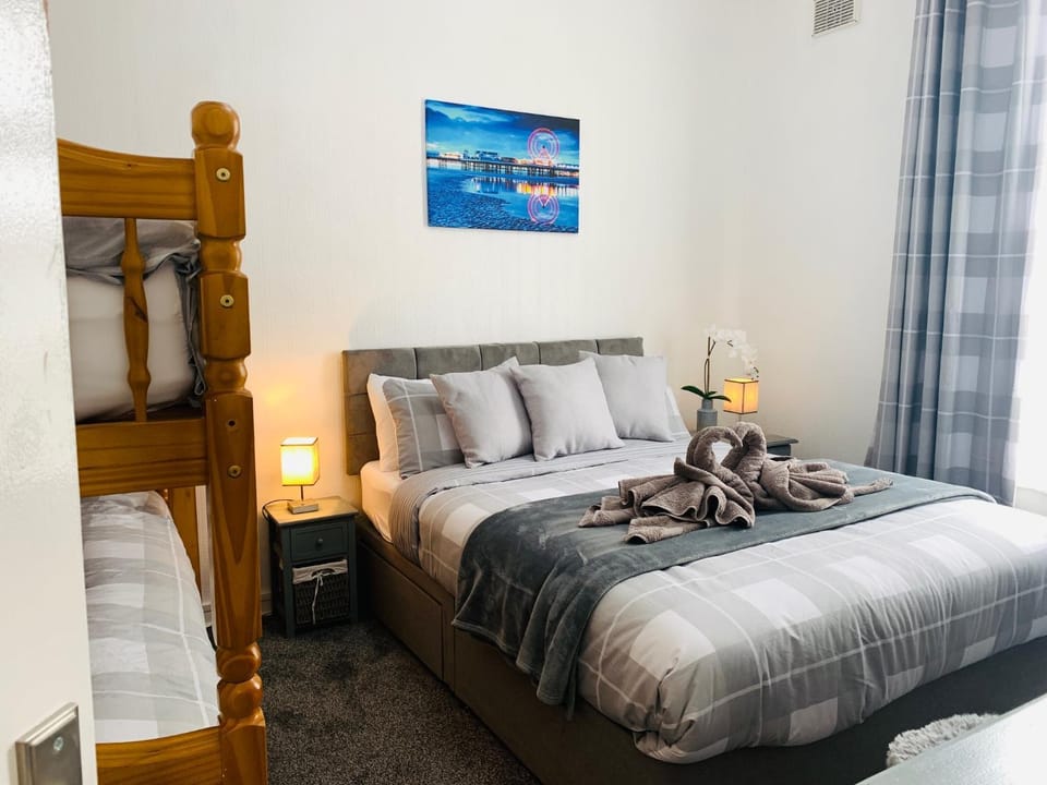 Shower, Bed, Bathroom, Photo of the whole room, Bedroom, bunk bed