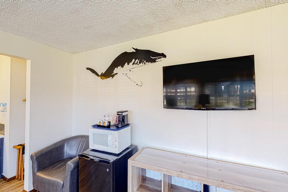 The Lamplighter Inn - Crab Shack and Whale Watching House in Oregon