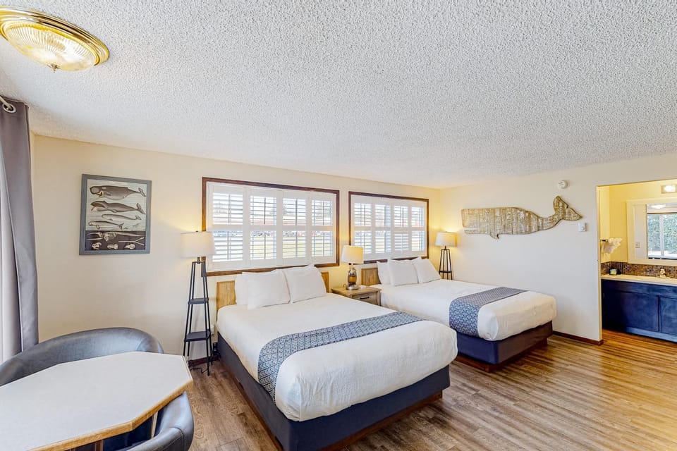 The Lamplighter Inn - Crab Shack and Whale Watching House in Oregon