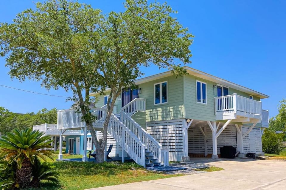 Lands End House in Garden City