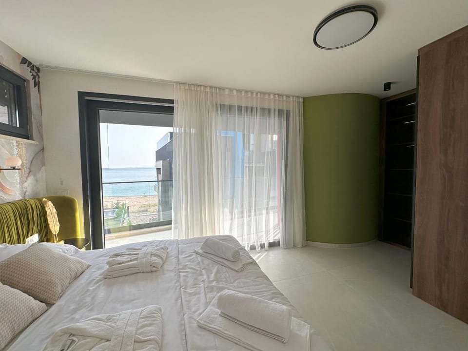 Bed, Bedroom, Sea view, towels, wardrobe