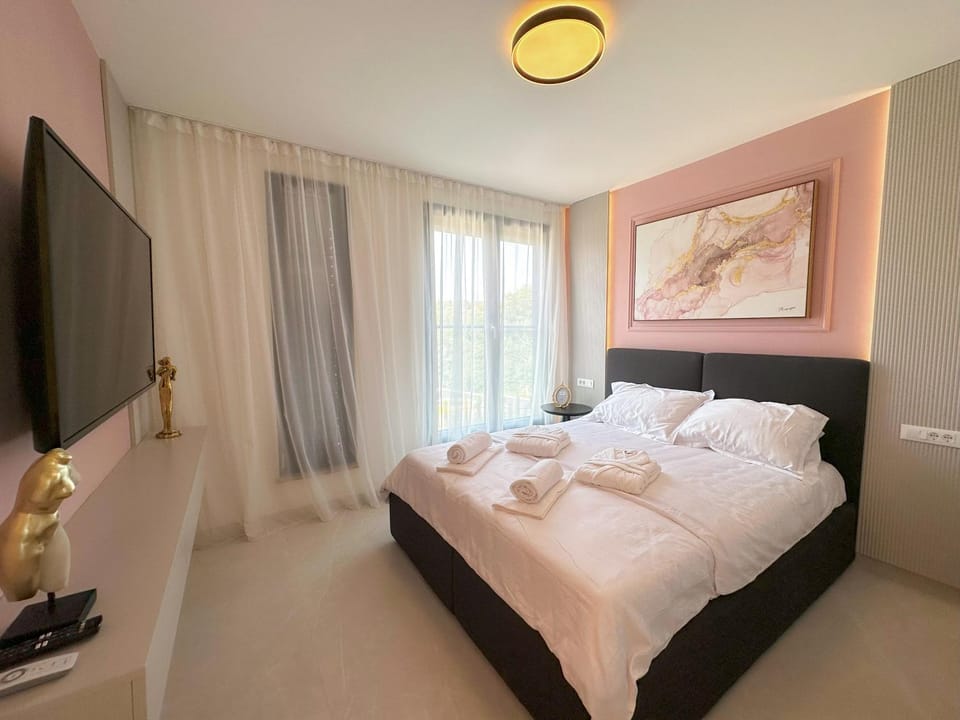 Bed, TV and multimedia, Photo of the whole room, Bedroom, towels