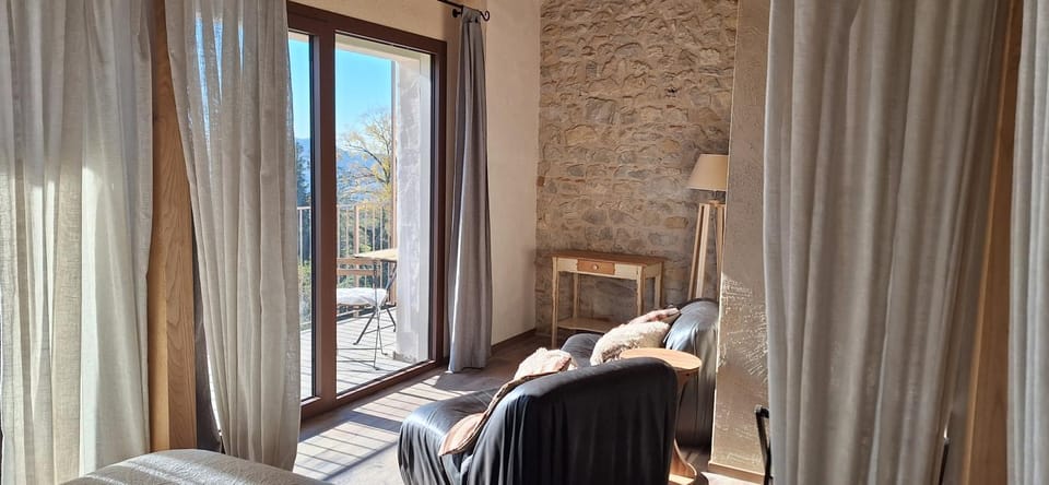 Bed, Living room, Photo of the whole room