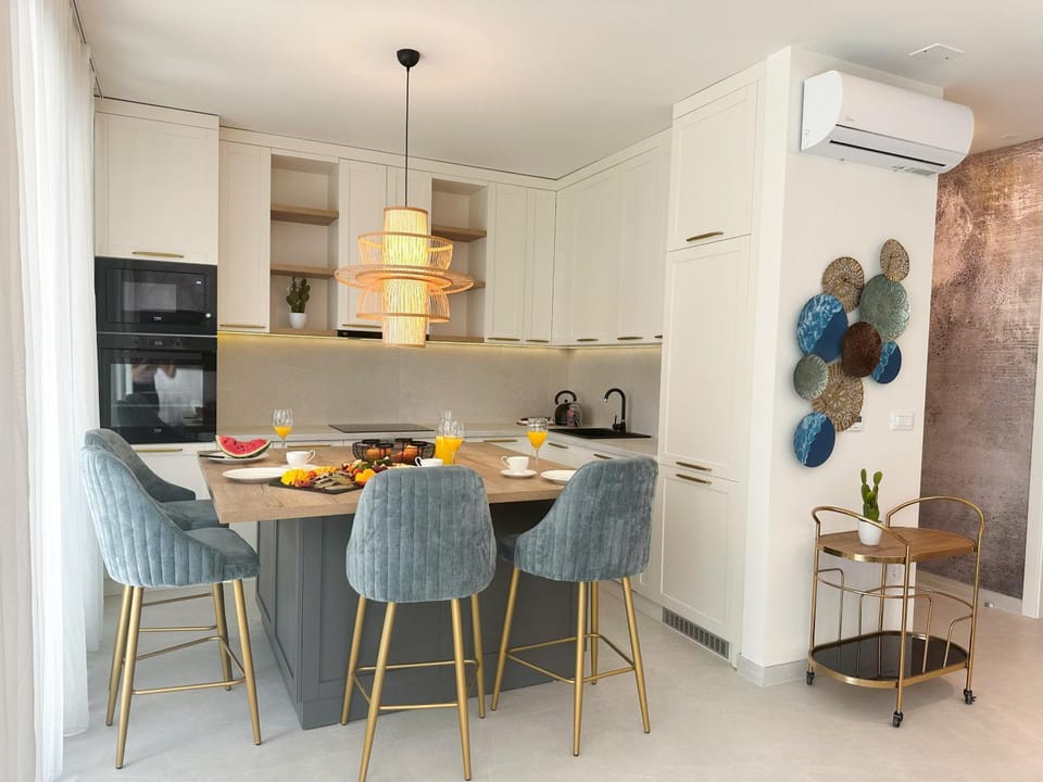 Kitchen or kitchenette, Living room, Seating area, Dining area, Food, minibar, oven, stove