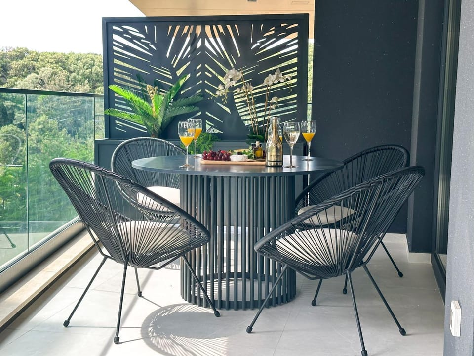 View (from property/room), Balcony/Terrace, Dining area, Drinks