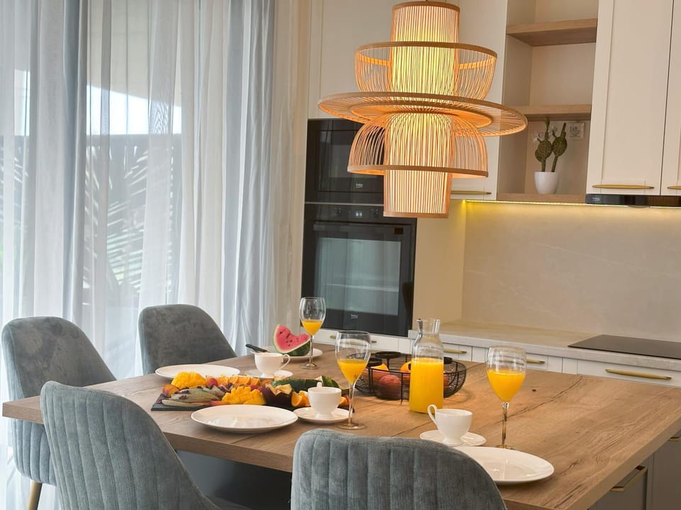 TV and multimedia, Kitchen or kitchenette, Food and drinks, Dining area, Food, Drinks