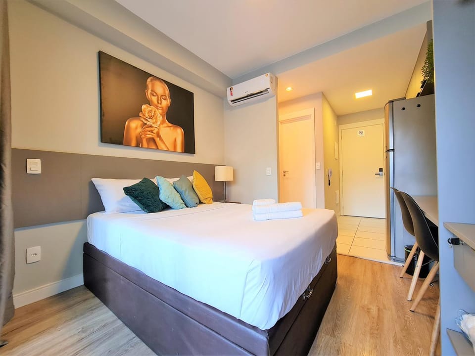 Bed, TV and multimedia, Photo of the whole room, Bedroom, wardrobe, air conditioner