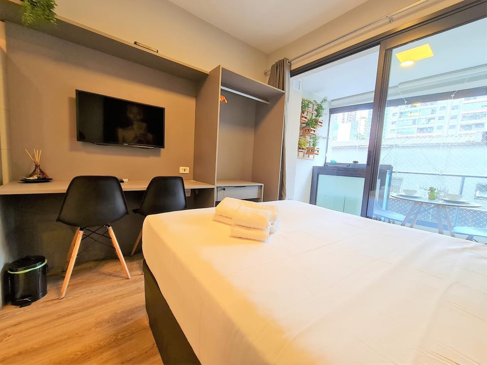 Bed, TV and multimedia, Photo of the whole room, Bedroom, towels, air conditioner
