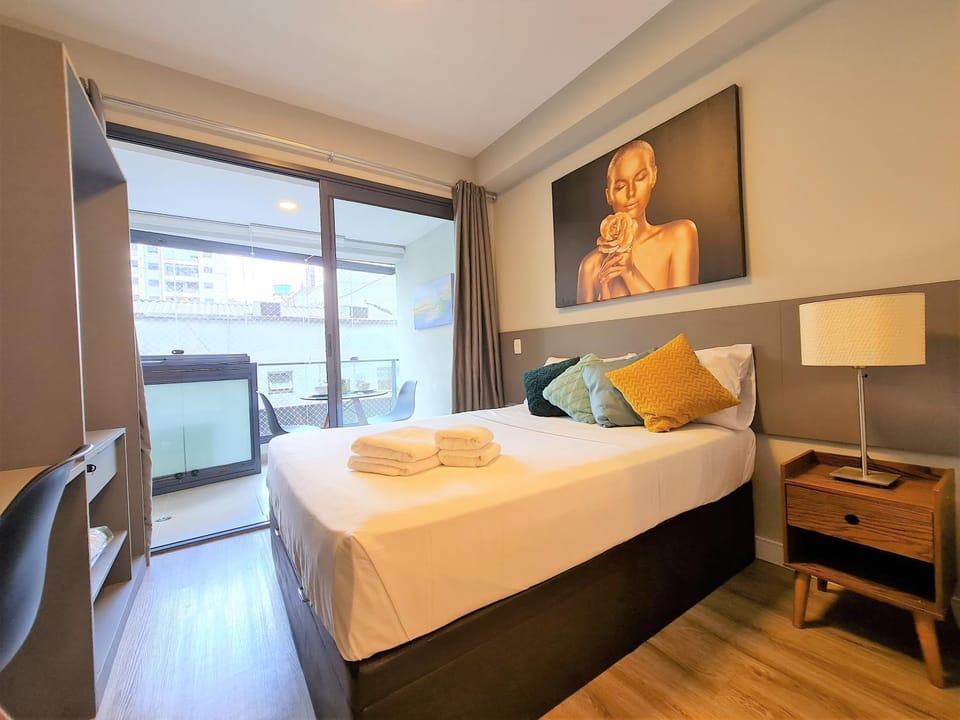 Bed, TV and multimedia, Photo of the whole room, Bedroom, hair dresser