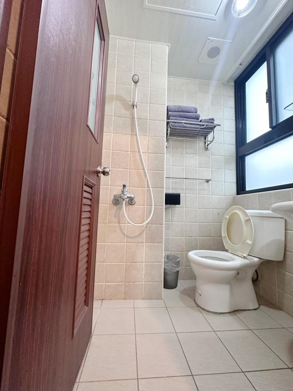 Shower, Toilet, Bathroom, towels