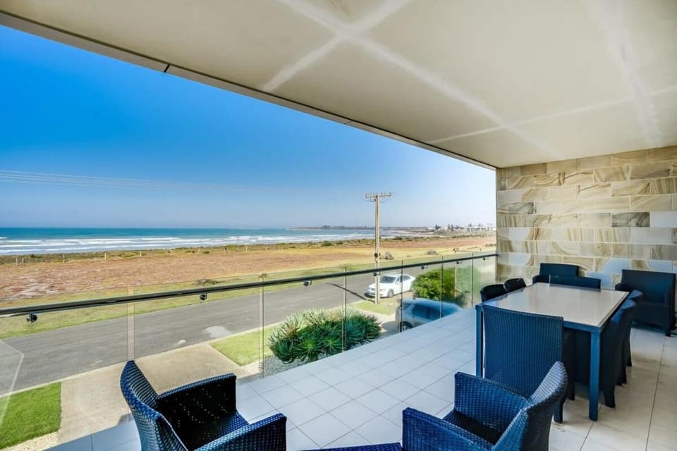 52 Esplanade - BYO Linen - Luxury - Seafront - Wi-Fi House in Middleton