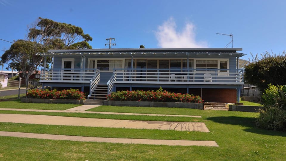Property building, Garden, Garden view, Parking