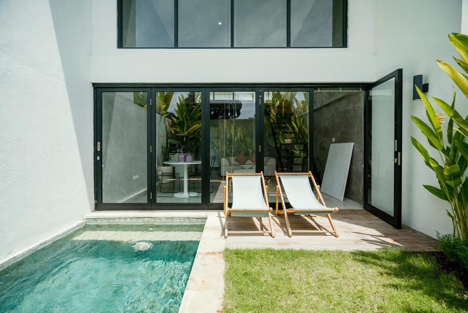Property building, Garden, Balcony/Terrace, Pool view, sunbed