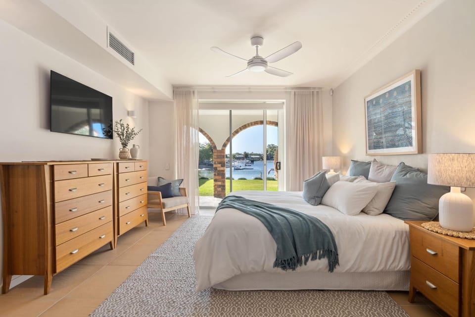 Communal lounge/ TV room, Bed, Natural landscape, Photo of the whole room, Bedroom