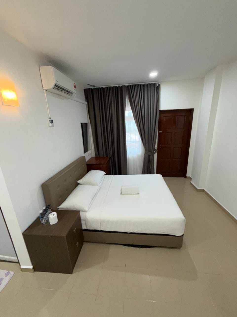 Bed, Living room, Photo of the whole room, air conditioner