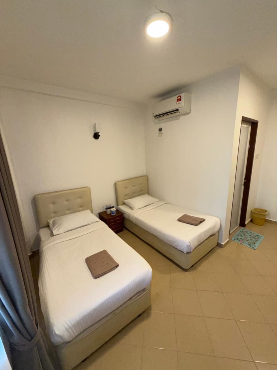 Bed, Photo of the whole room, towels, air conditioner