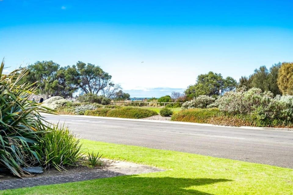 Beach Front Esplanade Victor Harbor - BYO Linen - Wi-Fi - Family House in Victor Harbor