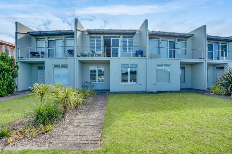 Beach Front Esplanade Victor Harbor - BYO Linen - Wi-Fi - Family House in Victor Harbor