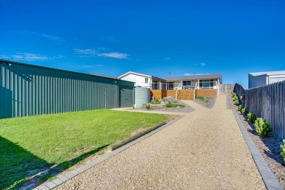 Beladura - 35 Goolwa Channel Drive Hindmarsh Island - Linen Included House in South Australia