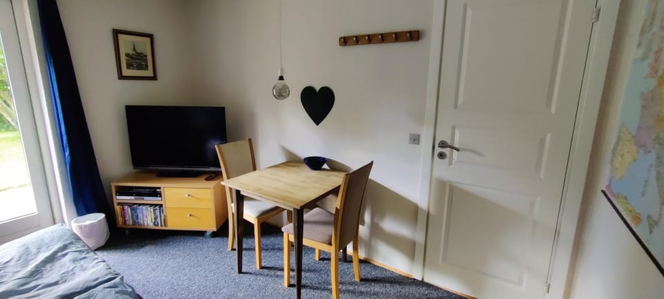 TV and multimedia, Seating area, Dining area