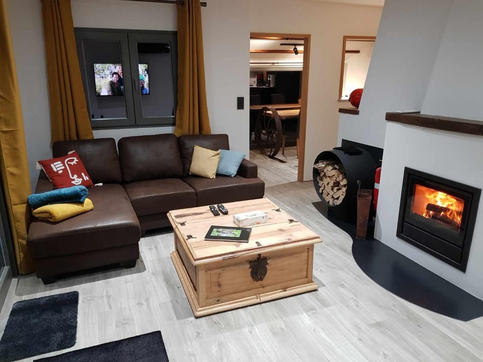 Communal lounge/ TV room, TV and multimedia, Living room, Seating area, flat iron