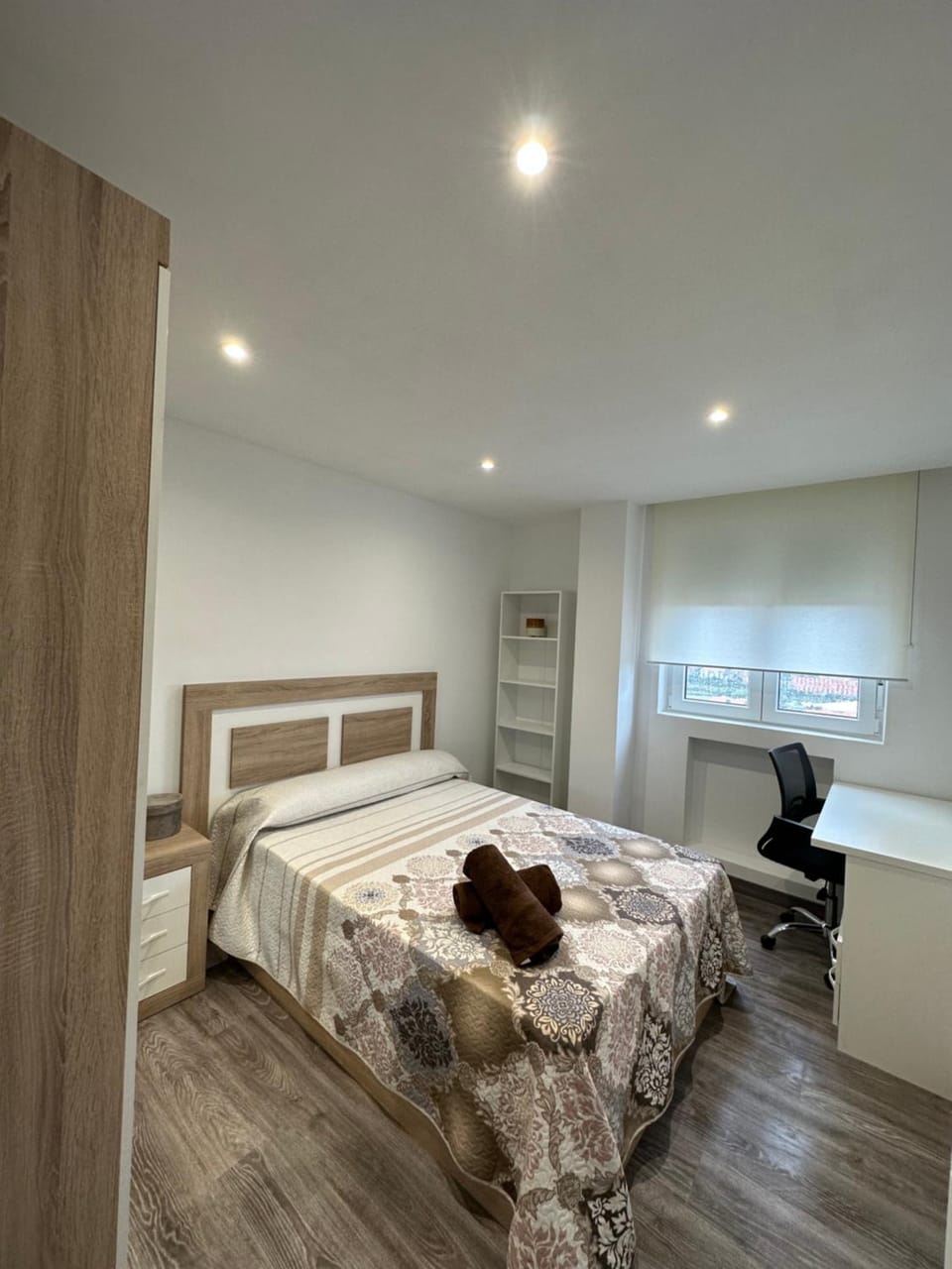 Bed, Photo of the whole room, Bedroom, towels