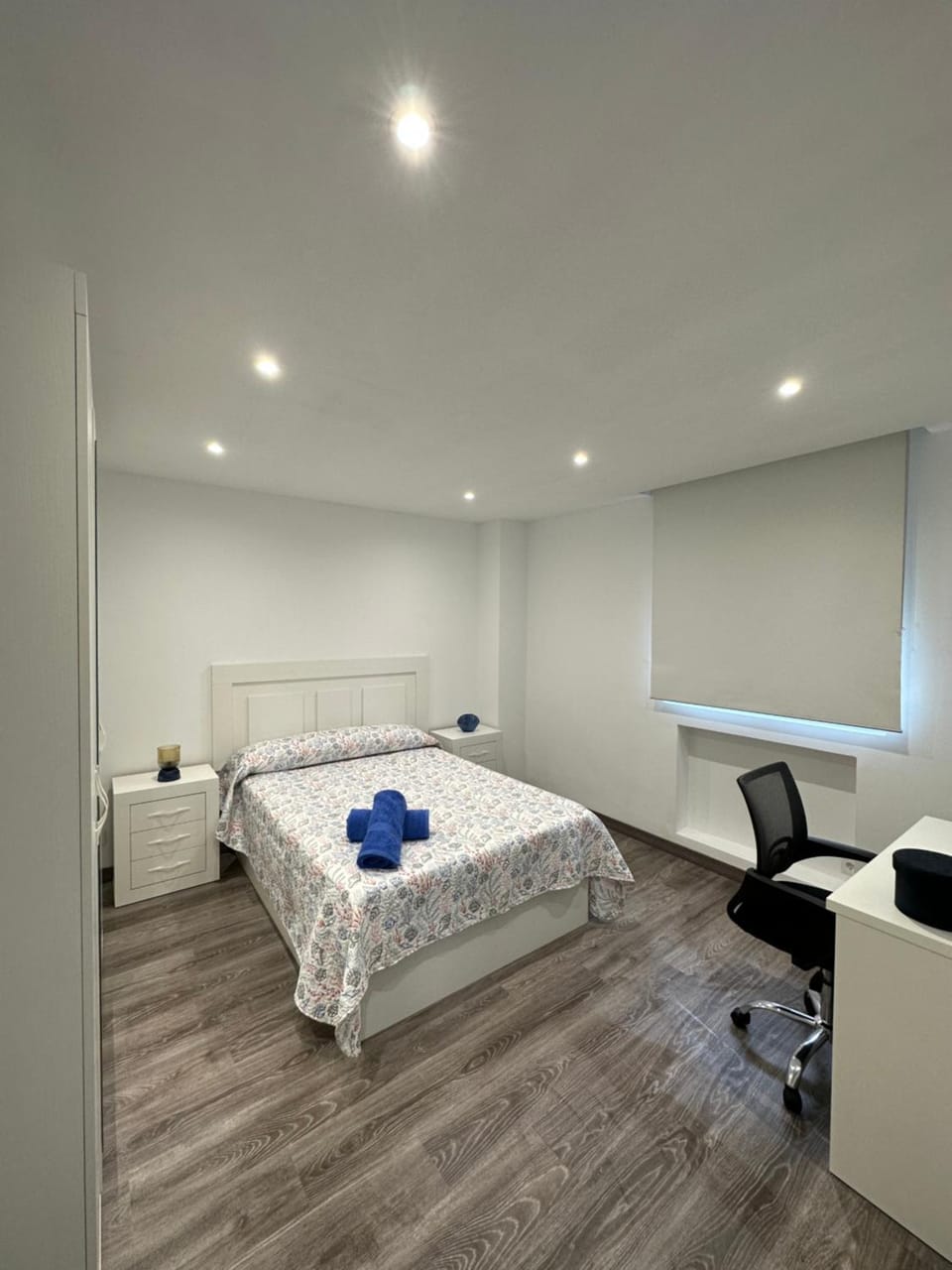Bed, Photo of the whole room, Seating area, Bedroom, towels