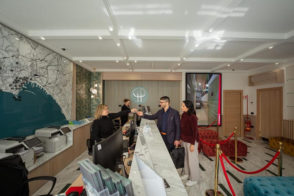 Restaurant/places to eat, People, Living room, Banquet/Function facilities, Seating area, group of guests