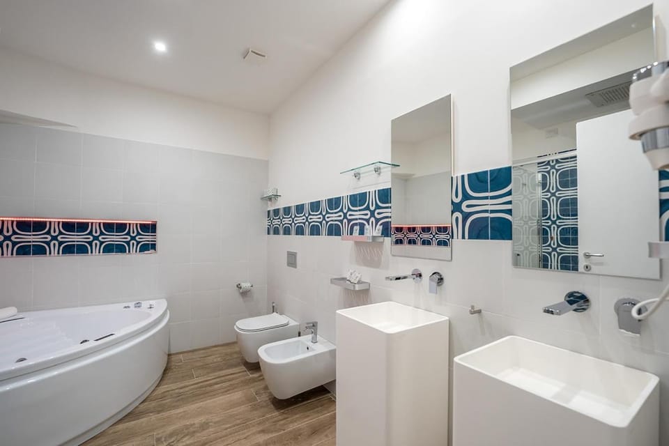 Shower, Toilet, Bathroom, Bath, bidet, towels