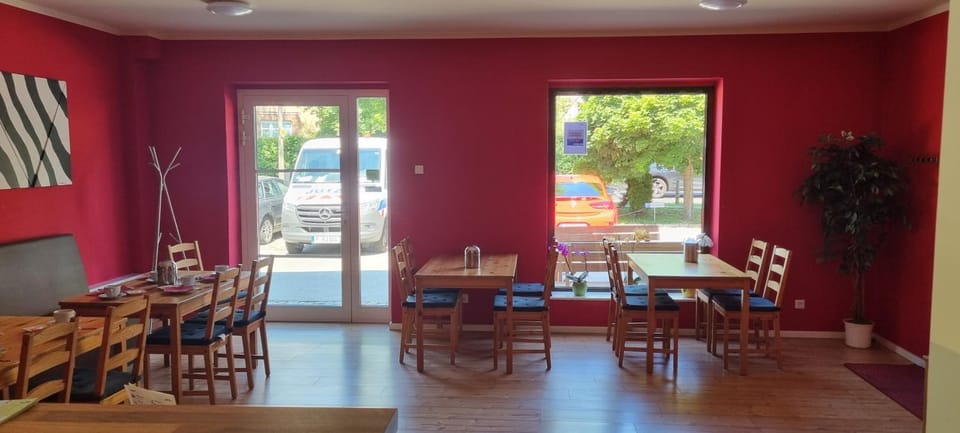 Restaurant/places to eat, Banquet/Function facilities, Seating area, Dining area, Breakfast