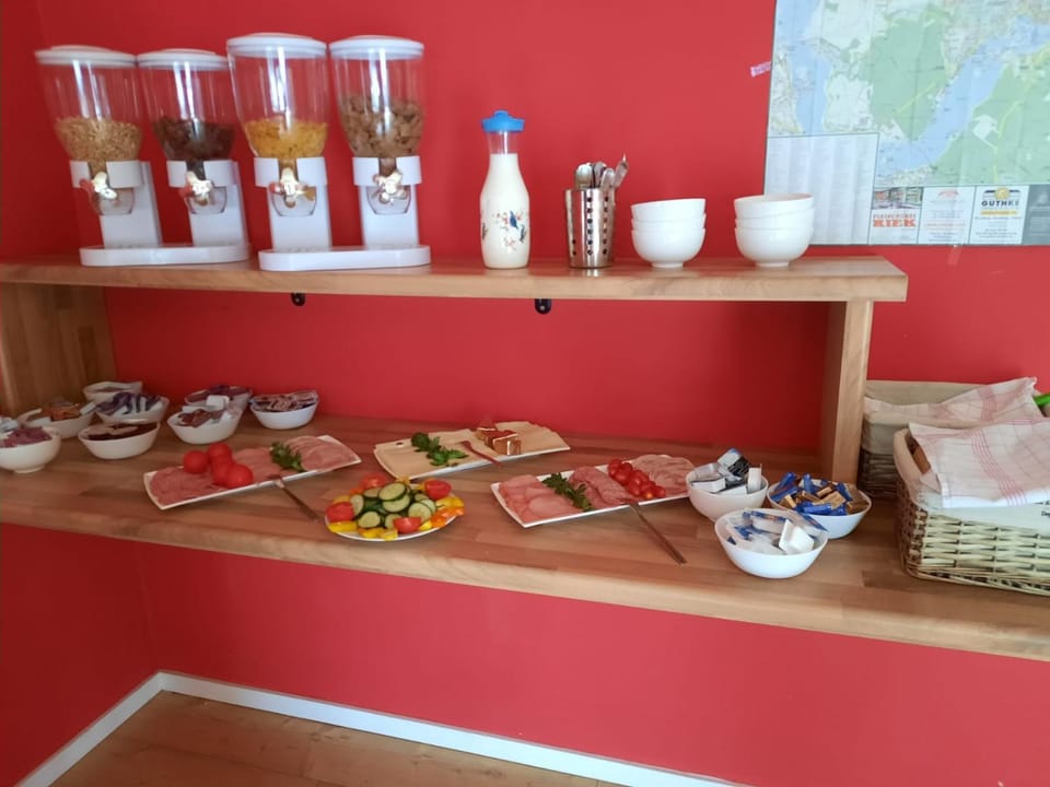Coffee/tea facilities, Food and drinks, Communal kitchen, Food, Breakfast, Continental breakfast, Buffet breakfast