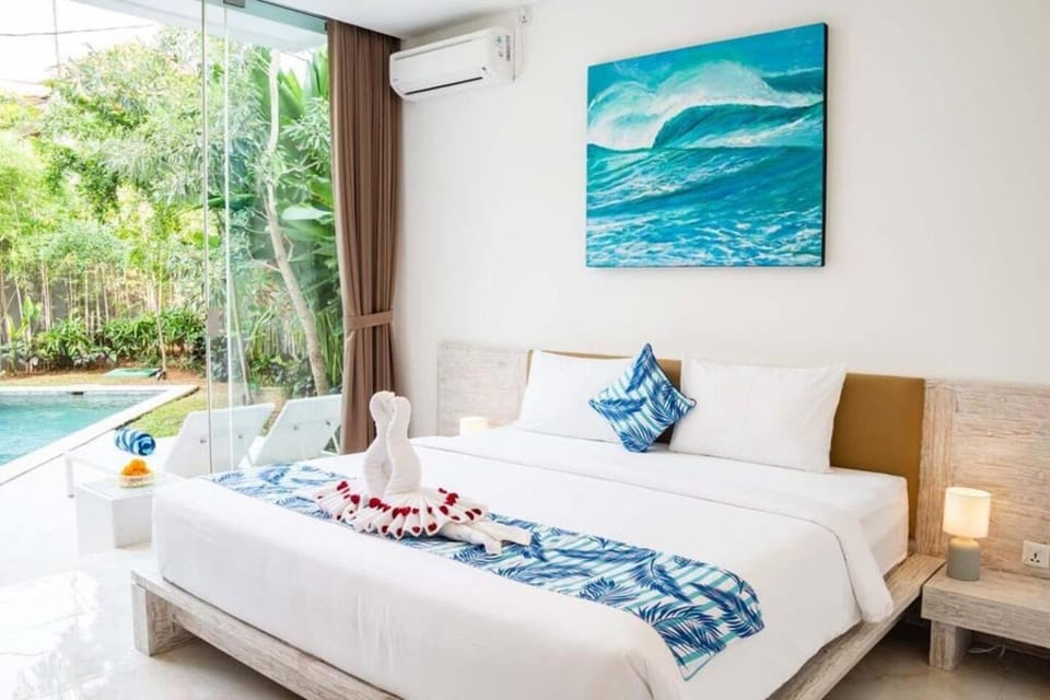 Fantastic 3 Bed Villa, Walk to Beach, Sunny Pool Villa in Kuta
