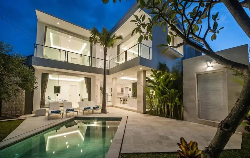 Fantastic 3 Bed Villa, Walk to Beach, Sunny Pool Villa in Kuta