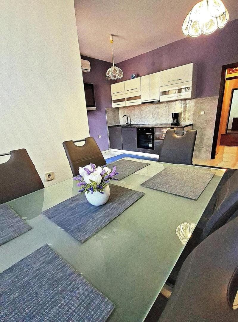Kitchen or kitchenette, Dining area, air conditioner